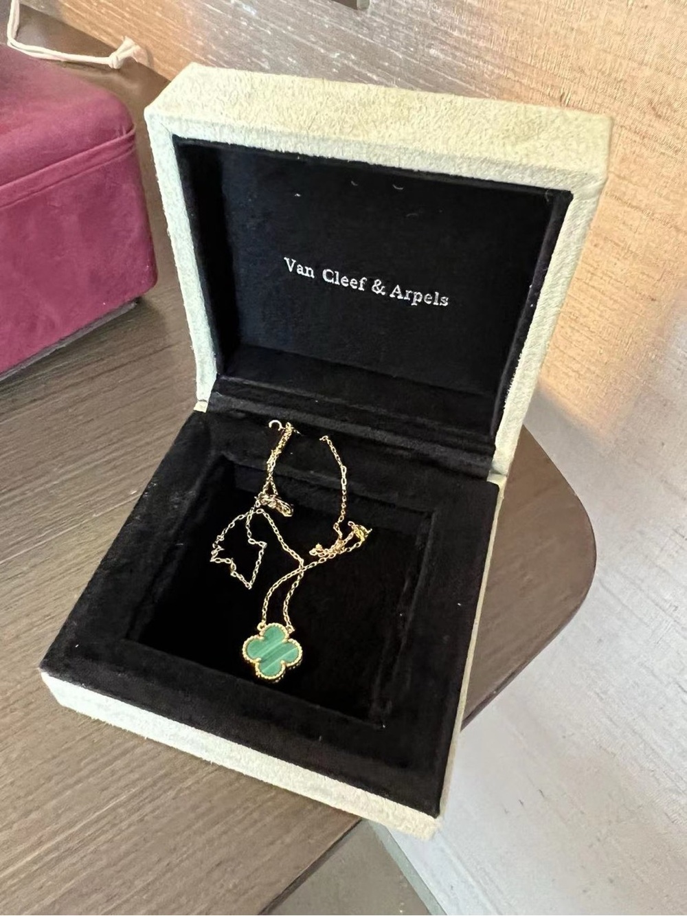 Van Cleef & Arpels Gold Necklace with Green Alhambra Clover - Picture 7 of 7